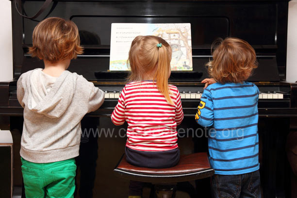 Bambini suonano il pianoforte