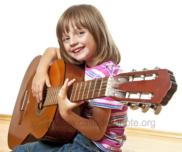Bambina suona la chitarra