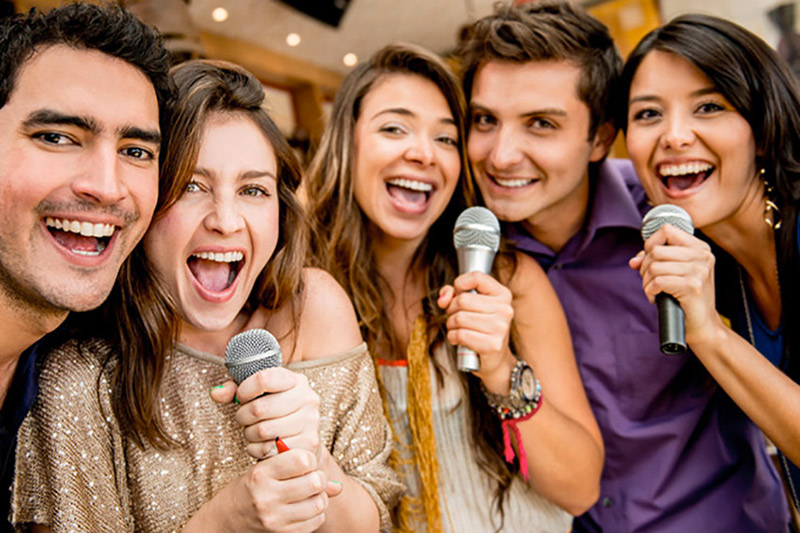 Ragazzi che cantano con microfono