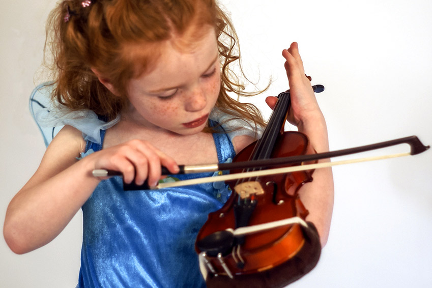 Bambina suona il violino