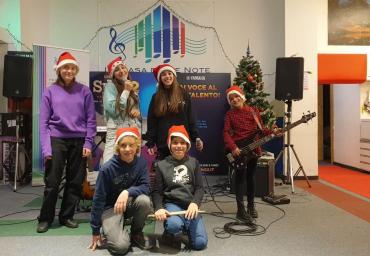 Rockin' Around The Christmas Tree