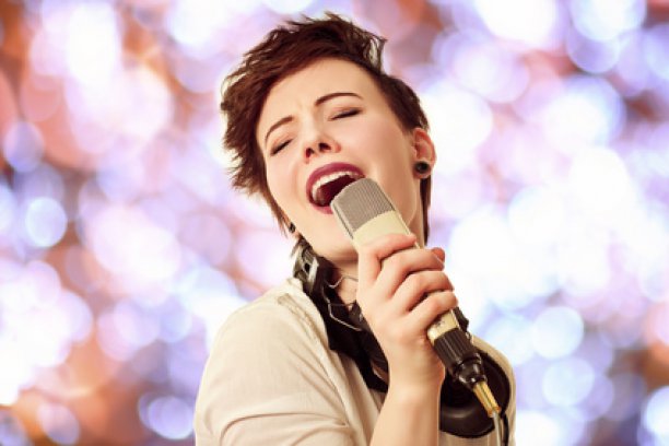 Bella ragazza canta con microfono