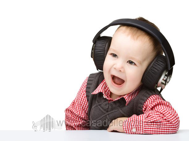 Bambino ascolta musica con le cuffie