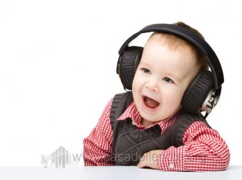 Bambino ascolta musica con le cuffie