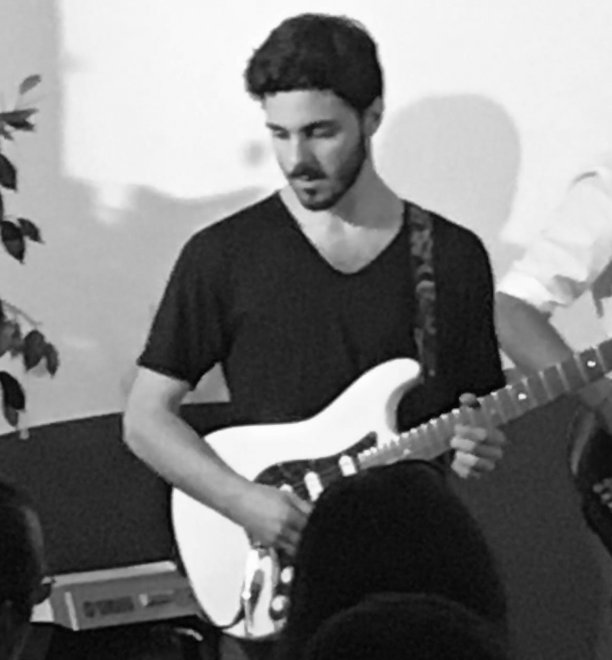 Gabriele Umana - chitarra acustica, elettrica